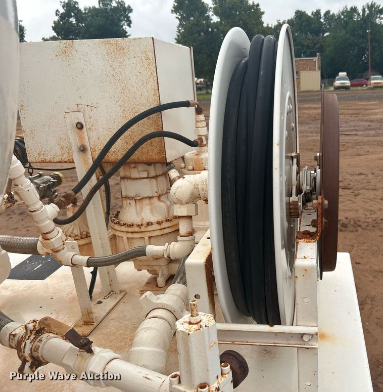 image for item DI7977 2003 Chevrolet C7500  propane delivery truck