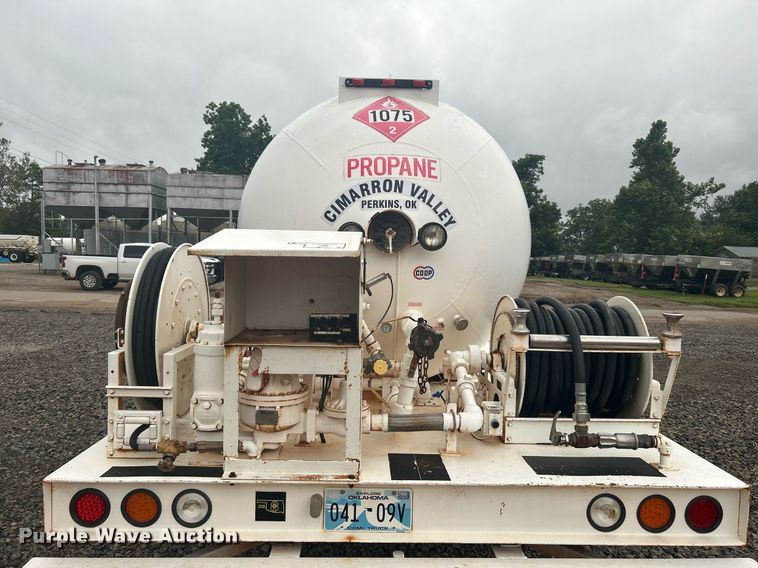 image for item DI7977 2003 Chevrolet C7500  propane delivery truck