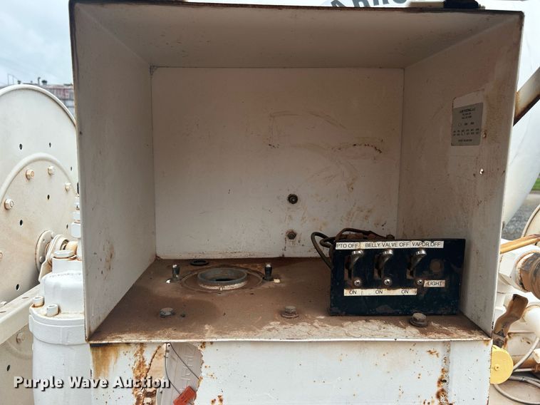 image for item DI7977 2003 Chevrolet C7500  propane delivery truck