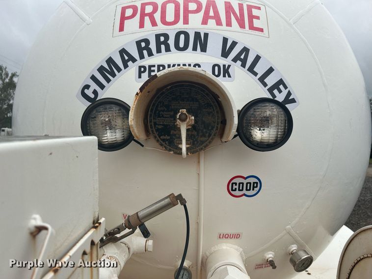 image for item DI7977 2003 Chevrolet C7500  propane delivery truck