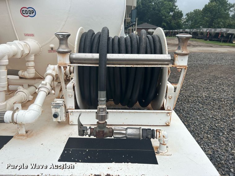 image for item DI7977 2003 Chevrolet C7500  propane delivery truck