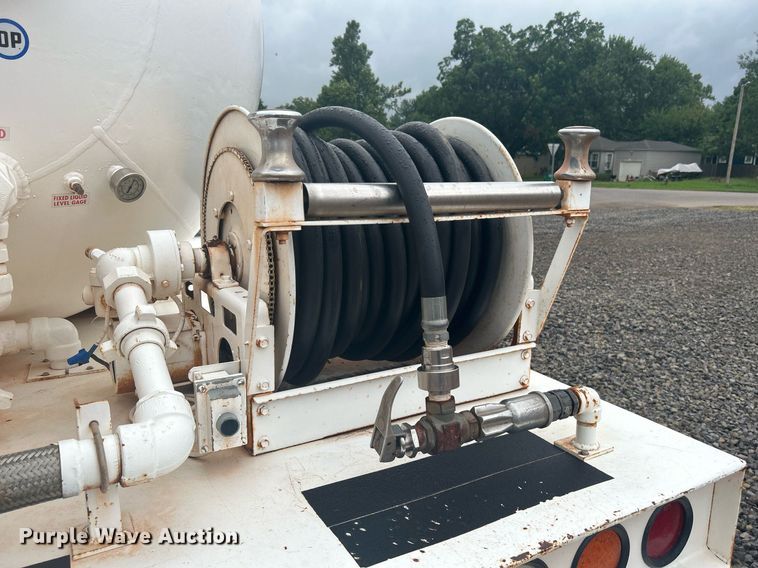 image for item DI7977 2003 Chevrolet C7500  propane delivery truck