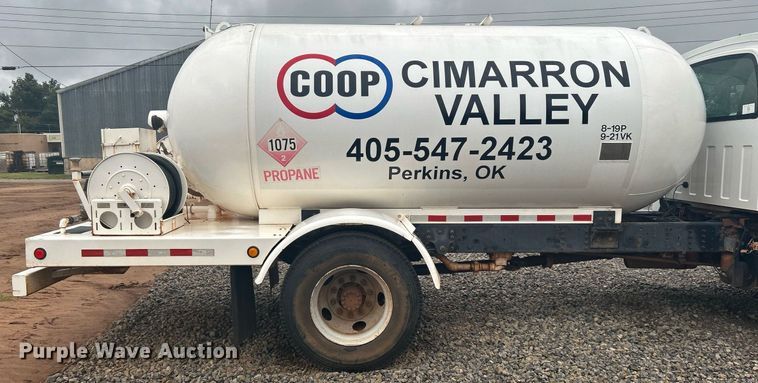 image for item DI7977 2003 Chevrolet C7500  propane delivery truck