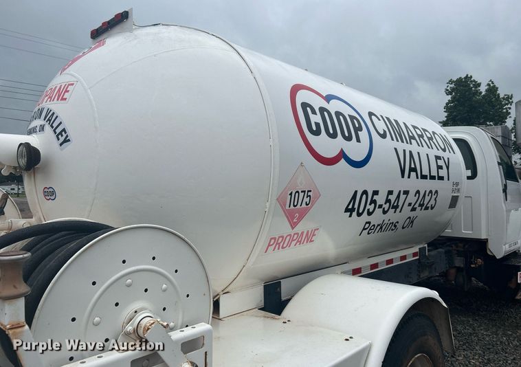 image for item DI7977 2003 Chevrolet C7500  propane delivery truck