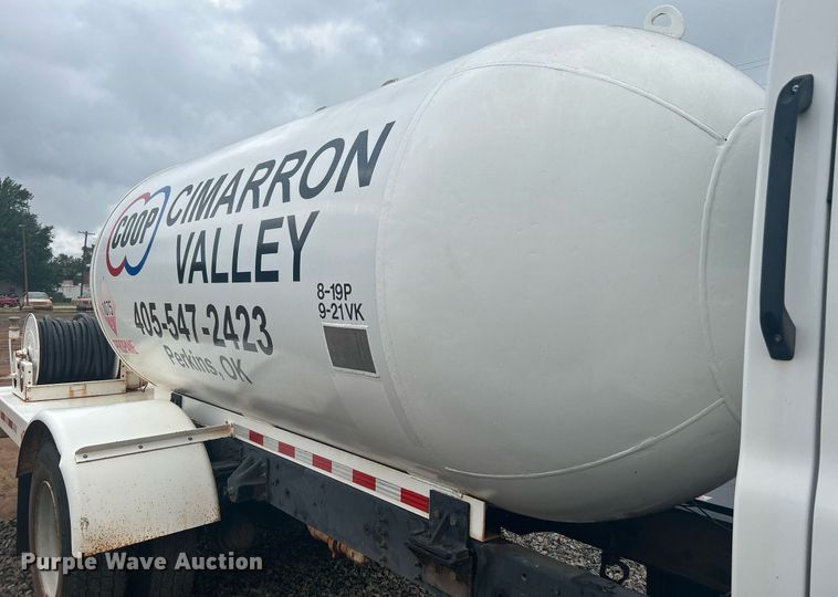 image for item DI7977 2003 Chevrolet C7500  propane delivery truck