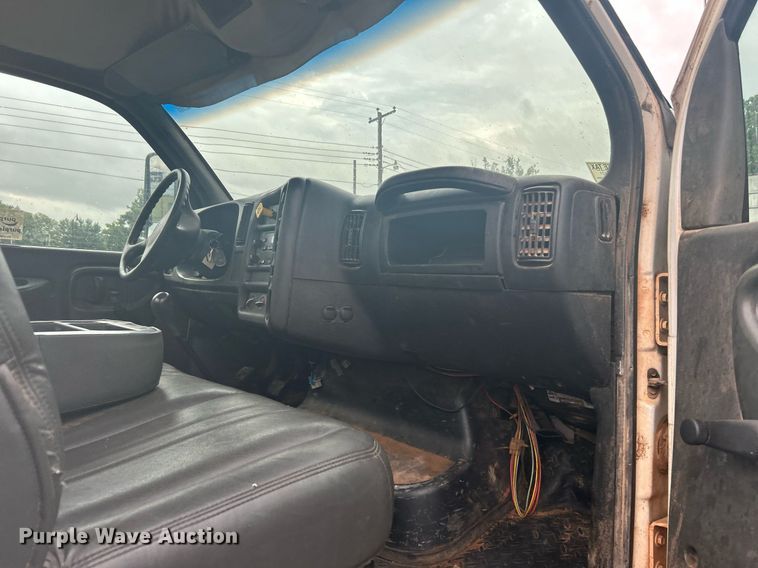 image for item DI7977 2003 Chevrolet C7500  propane delivery truck