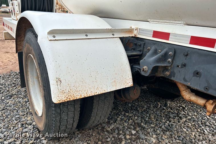 image for item DI7977 2003 Chevrolet C7500  propane delivery truck