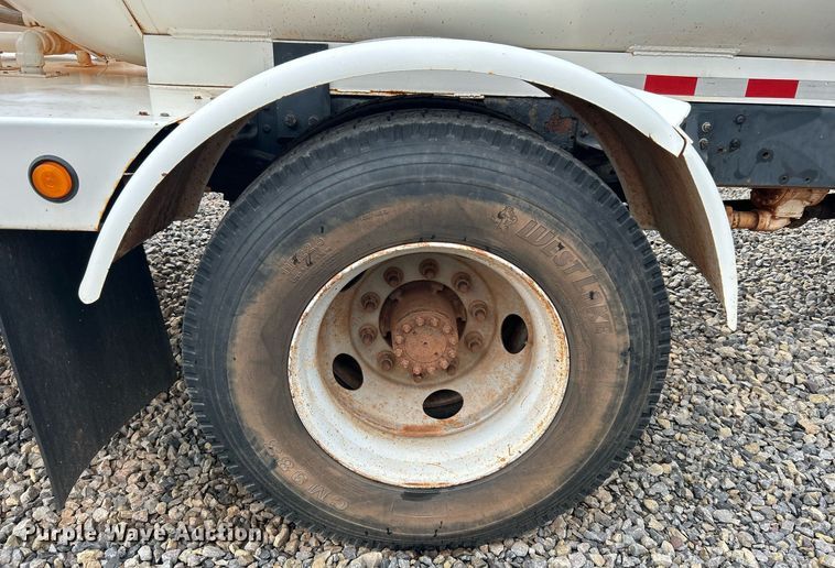 image for item DI7977 2003 Chevrolet C7500  propane delivery truck