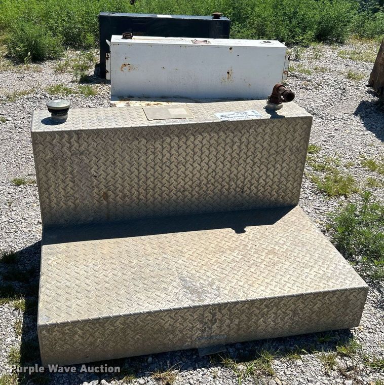 image for item DI7995 (3) L-shaped auxiliary fuel tanks