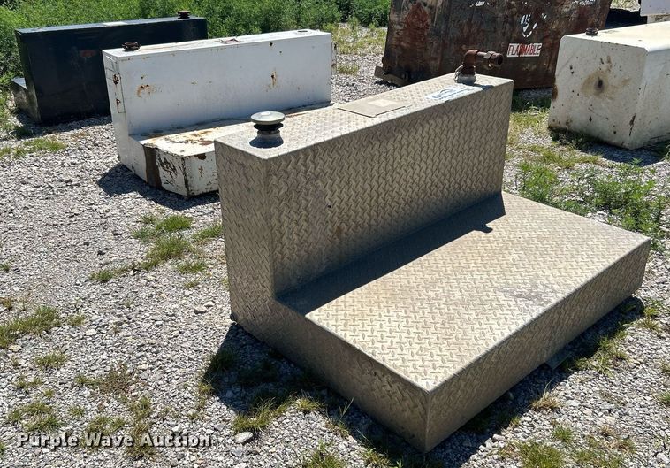 image for item DI7995 (3) L-shaped auxiliary fuel tanks