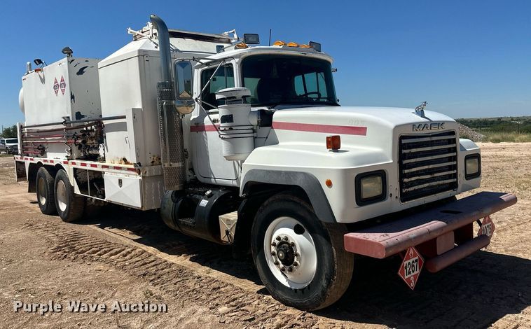 image for item DM2601 1998 Mack RD6  hot oil truck