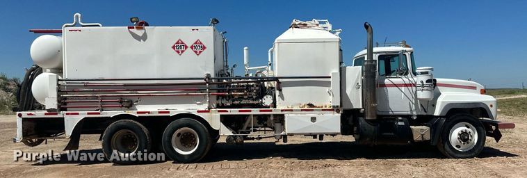 image for item DM2601 1998 Mack RD6  hot oil truck