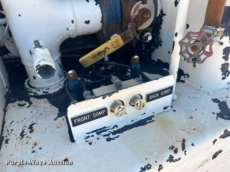 image for item DM2601 1998 Mack RD6  hot oil truck