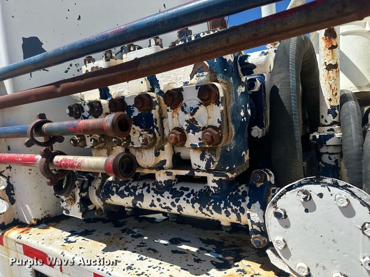 image for item DM2601 1998 Mack RD6  hot oil truck