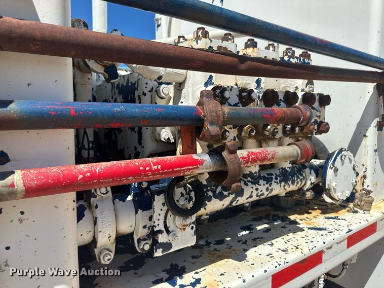 image for item DM2601 1998 Mack RD6  hot oil truck