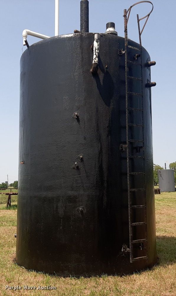 Fiberglass gun barrel tank in Winfield, KS Item DO3069 sold Purple Wave