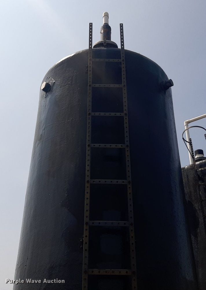 Fiberglass gun barrel tank in Winfield, KS Item DO3070 sold Purple Wave