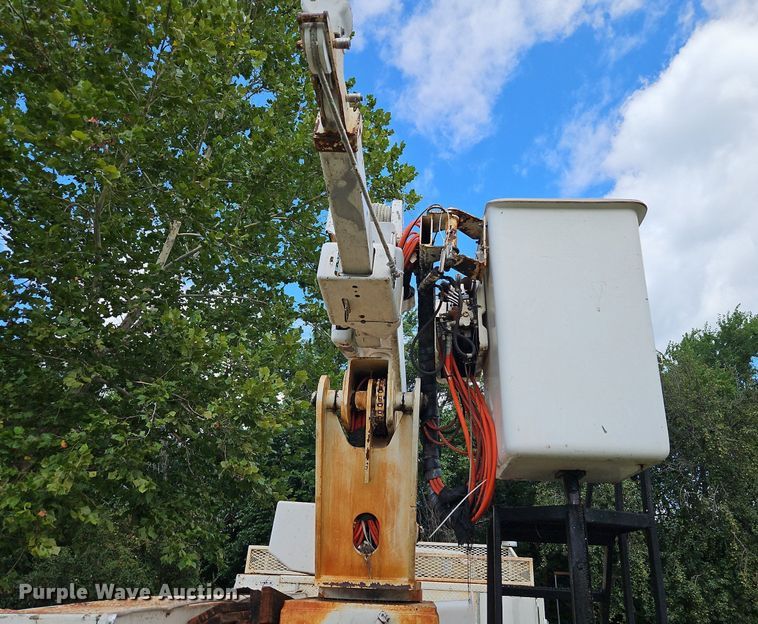 image for item DP2323 1993  Ford F700  bucket truck