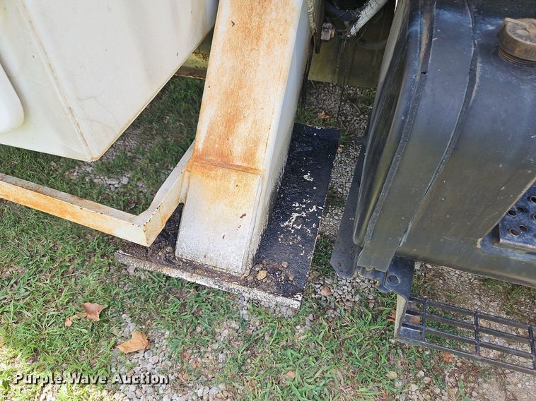 image for item DP2323 1993  Ford F700  bucket truck