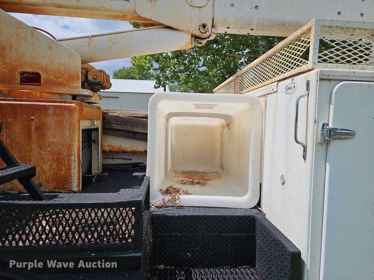 image for item DP2323 1993  Ford F700  bucket truck