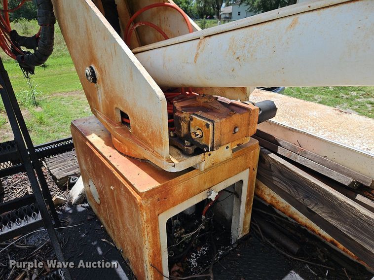 image for item DP2323 1993  Ford F700  bucket truck