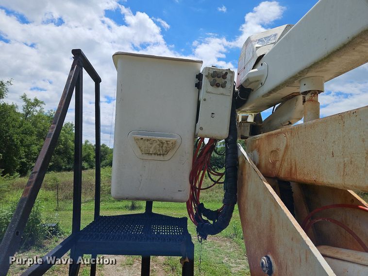 image for item DP2323 1993  Ford F700  bucket truck