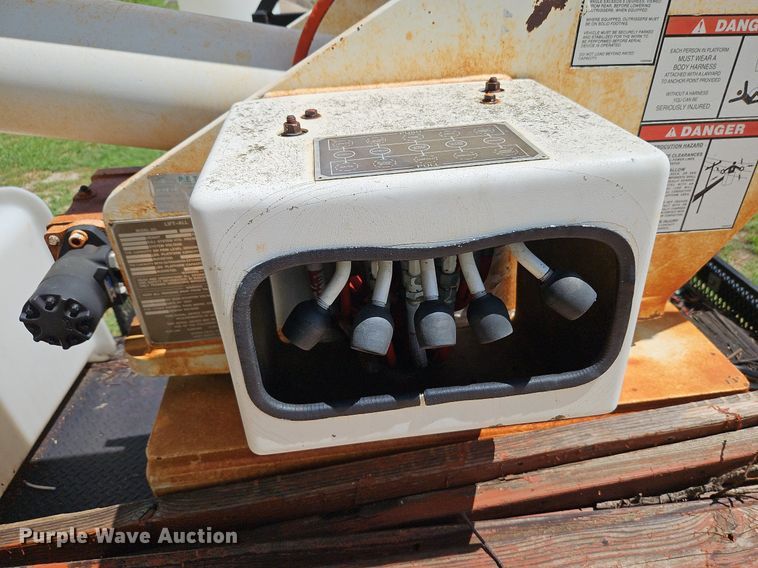 image for item DP2323 1993  Ford F700  bucket truck