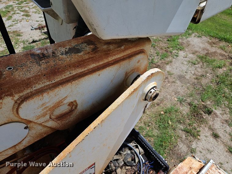 image for item DP2323 1993  Ford F700  bucket truck