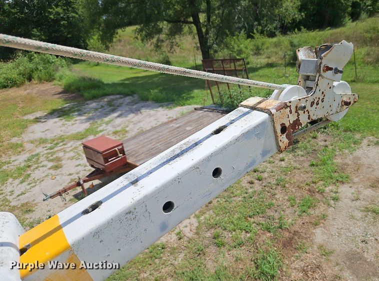 image for item DP2323 1993  Ford F700  bucket truck