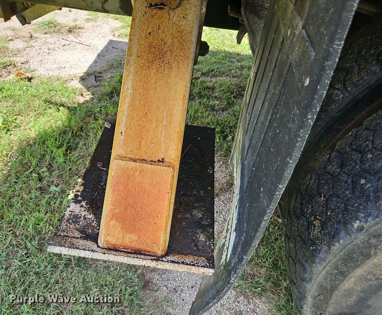 image for item DP2323 1993  Ford F700  bucket truck