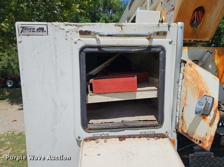 image for item DP2323 1993  Ford F700  bucket truck