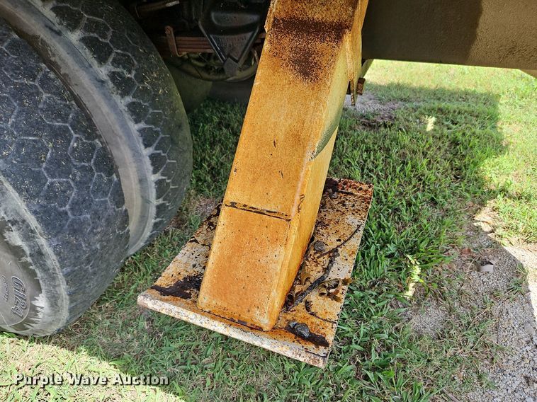 image for item DP2323 1993  Ford F700  bucket truck