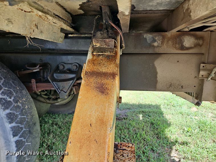 image for item DP2323 1993  Ford F700  bucket truck