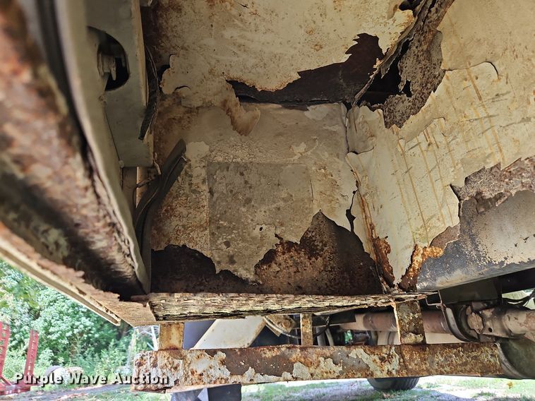 image for item DP2323 1993  Ford F700  bucket truck