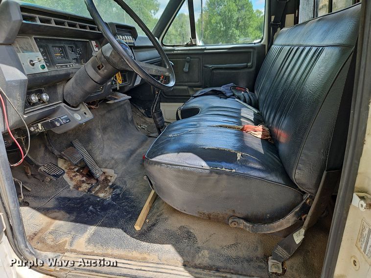 image for item DP2323 1993  Ford F700  bucket truck