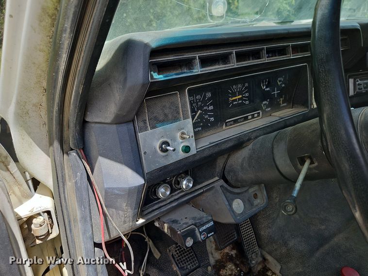 image for item DP2323 1993  Ford F700  bucket truck