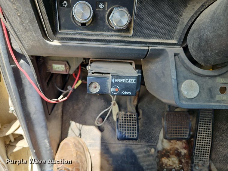 image for item DP2323 1993  Ford F700  bucket truck