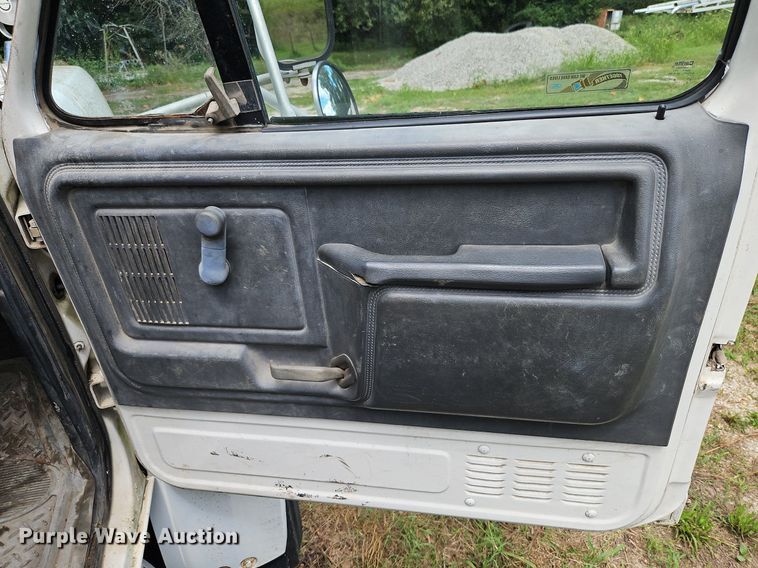 image for item DP2323 1993  Ford F700  bucket truck