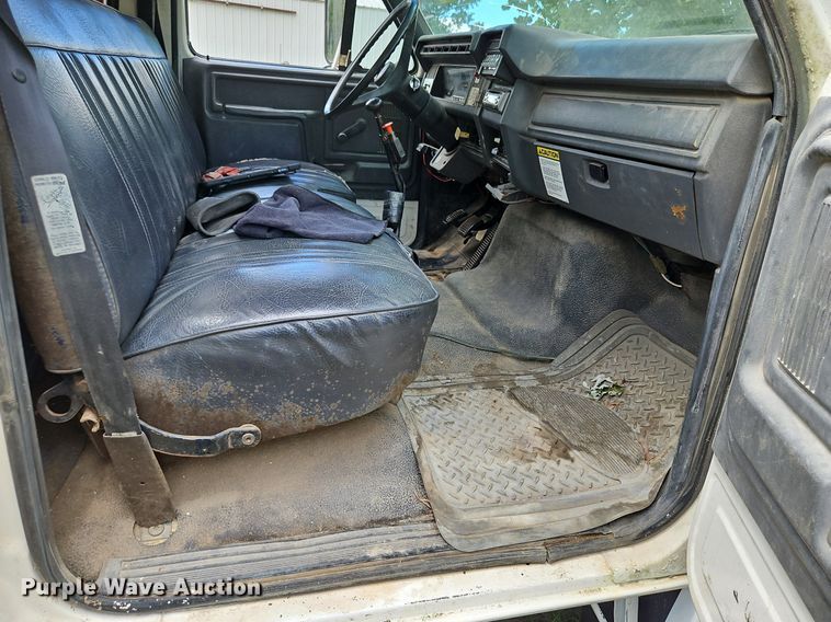 image for item DP2323 1993  Ford F700  bucket truck