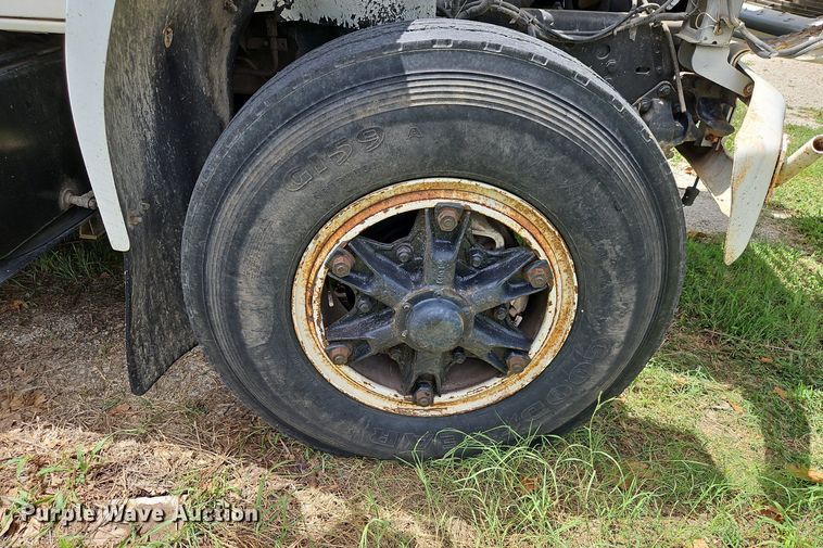 image for item DP2323 1993  Ford F700  bucket truck