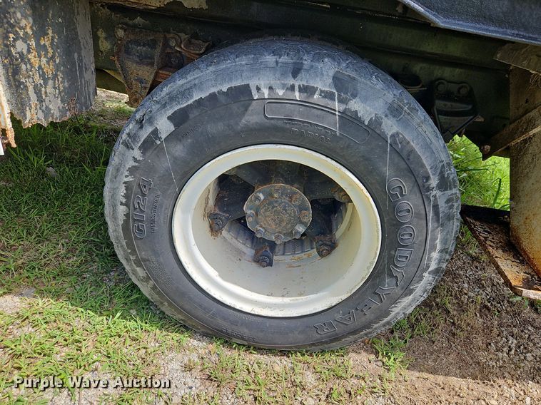 image for item DP2323 1993  Ford F700  bucket truck