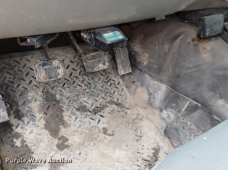 image for item DP3292 2000 Ford F450 Super Duty  Crew Cab utility / service truck