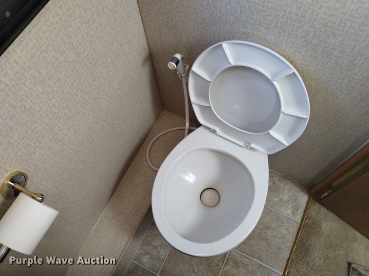 image for item DP3390 2003 Fleetwood Bounder  RV