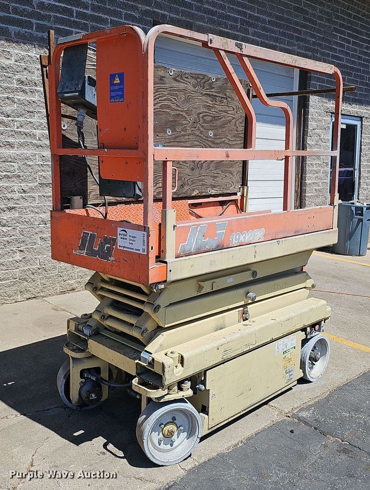 image for item DQ0162 2000 JLG 1932-E2  scissor lift
