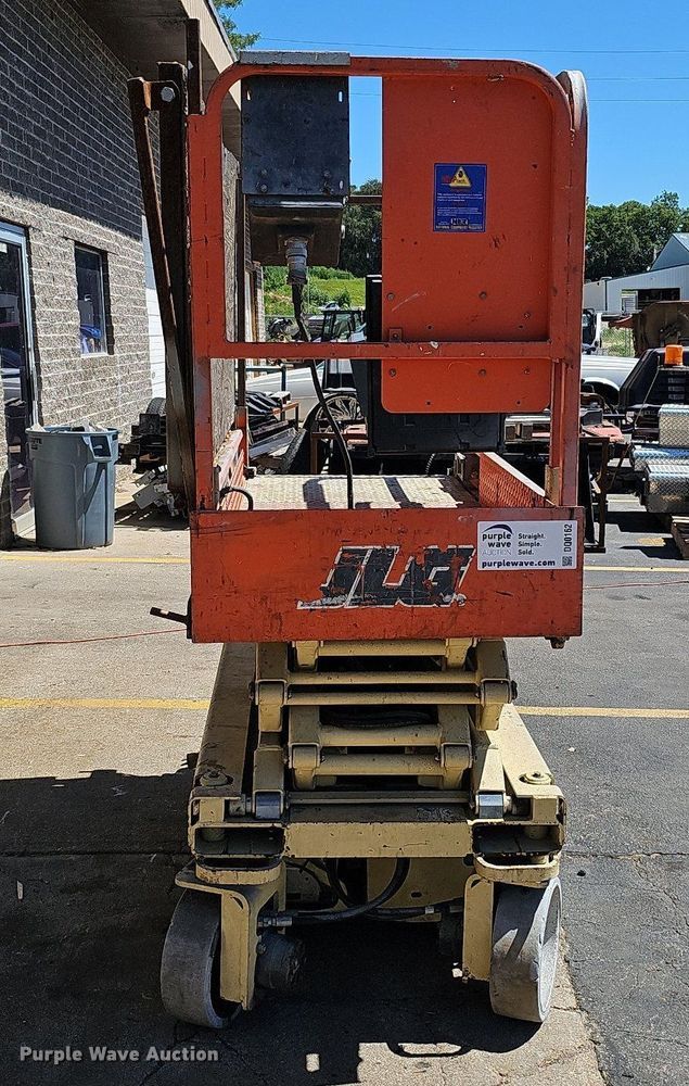 image for item DQ0162 2000 JLG 1932-E2  scissor lift