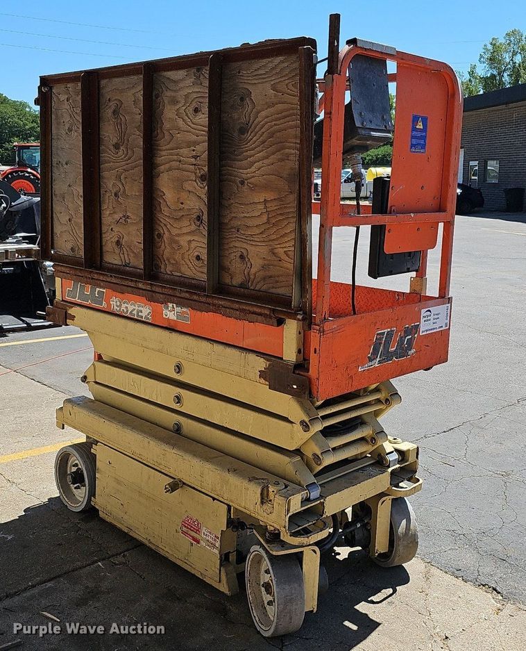 image for item DQ0162 2000 JLG 1932-E2  scissor lift