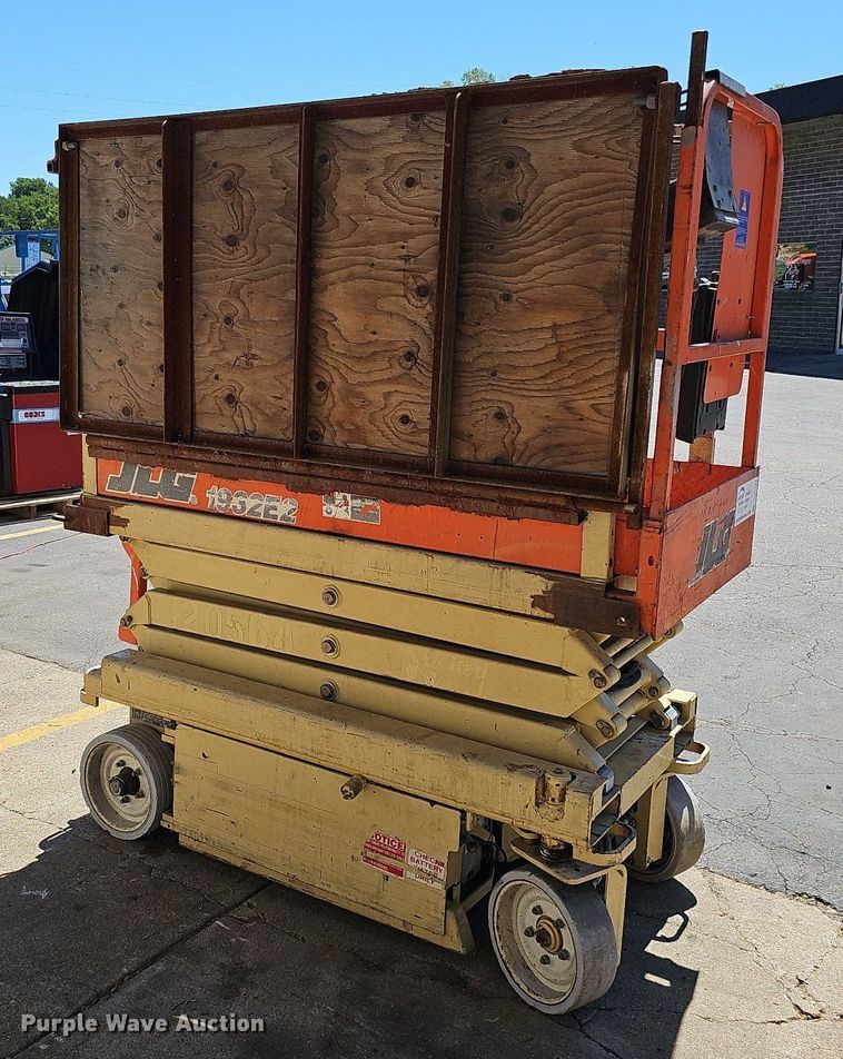 image for item DQ0162 2000 JLG 1932-E2  scissor lift
