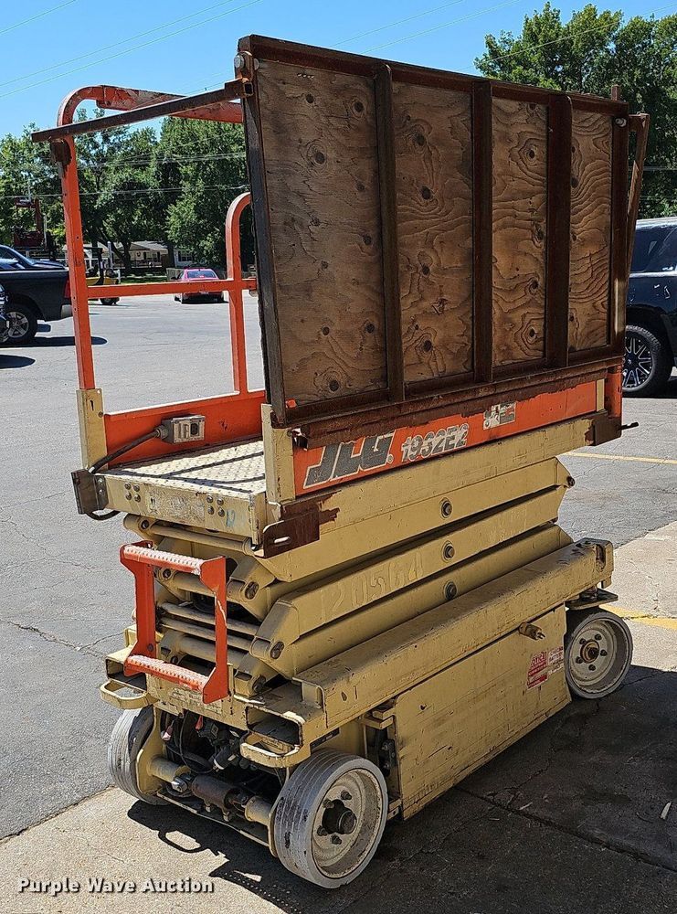 image for item DQ0162 2000 JLG 1932-E2  scissor lift
