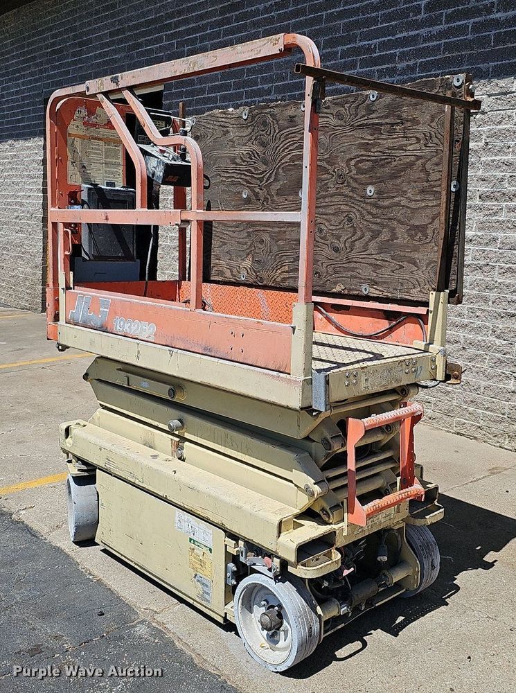 image for item DQ0162 2000 JLG 1932-E2  scissor lift