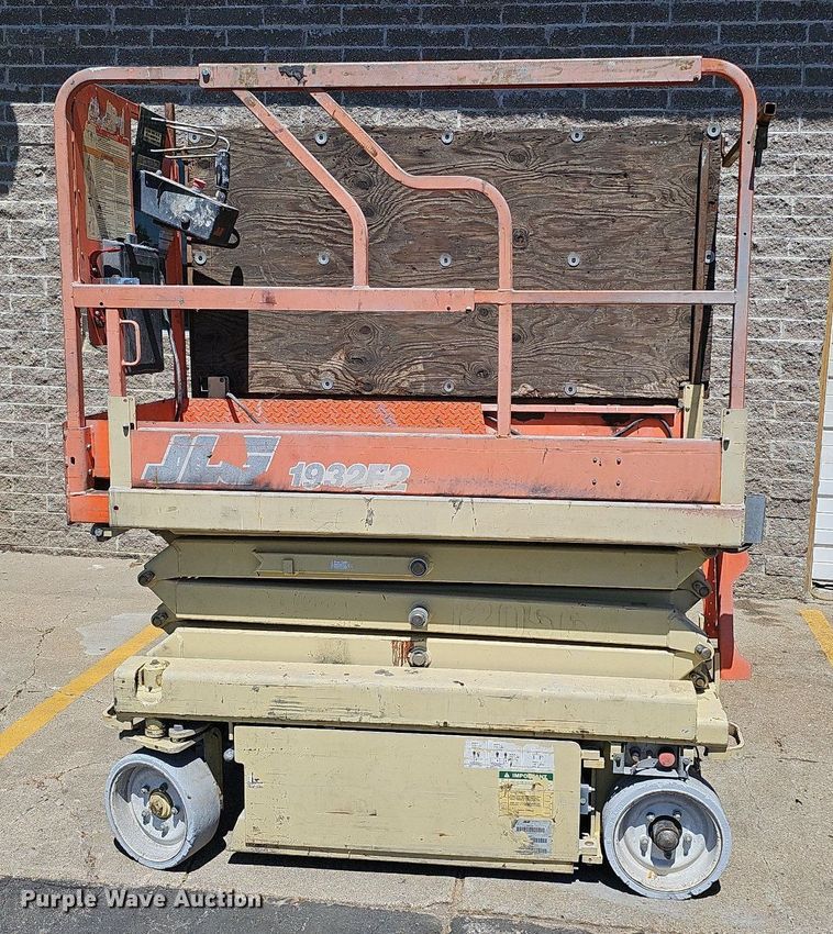 image for item DQ0162 2000 JLG 1932-E2  scissor lift